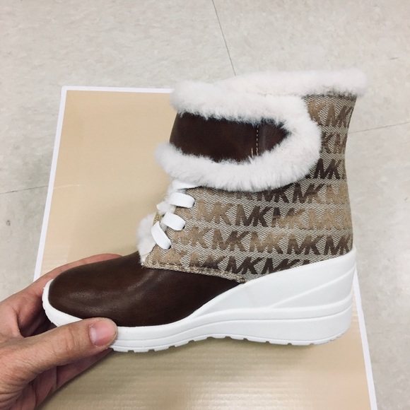 Michael Kors Other - 🤎🤍🤎Michael Kors 🤎Girls Velcro boots🤍🤎